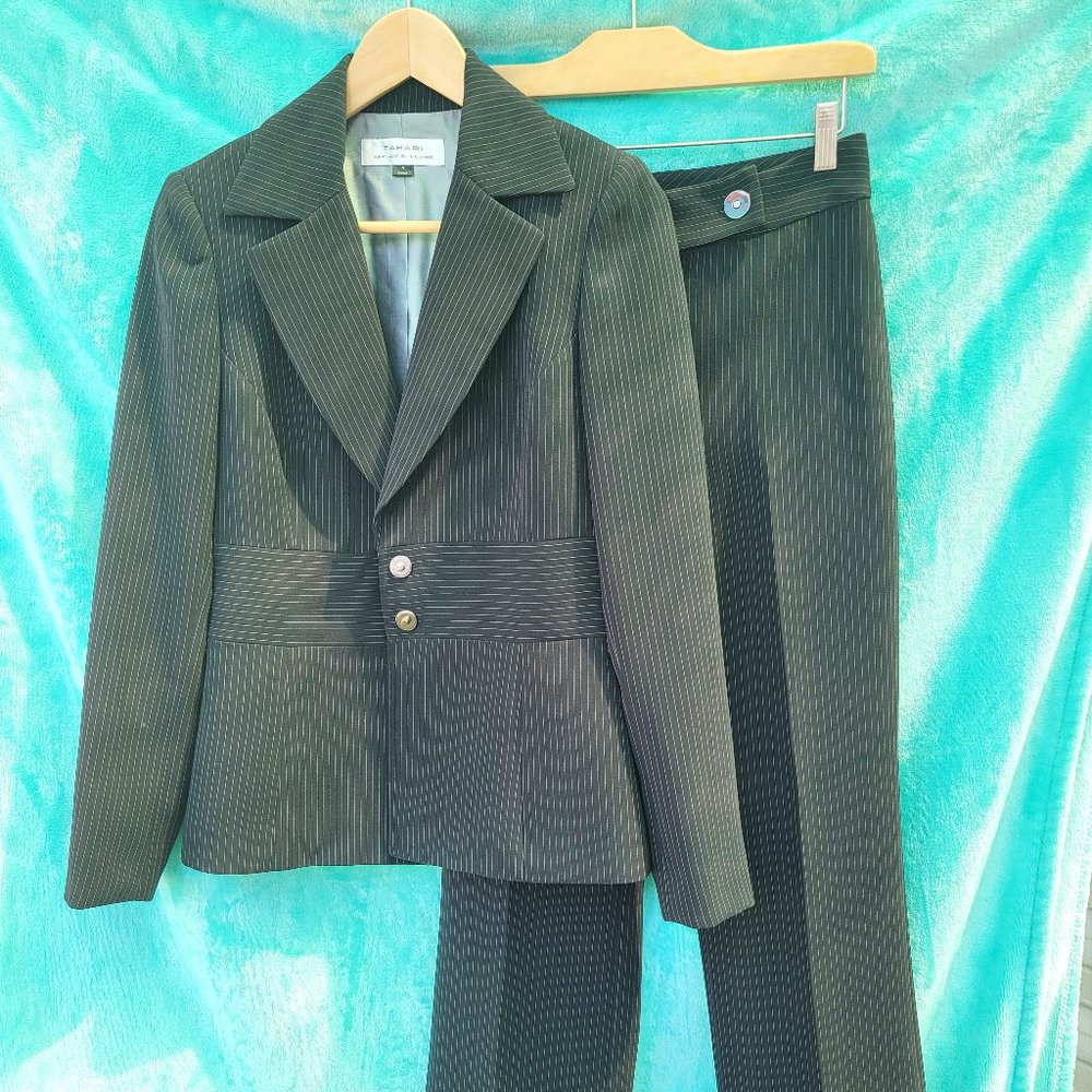 Tahari Arthus S. Levine women's black pin striped suit size 4 regular